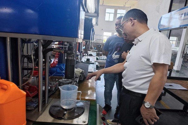 無錫某意大利外資公司來艾思捷工廠驗貨定制的蝸輪蝸桿減速機(jī) (2).jpg