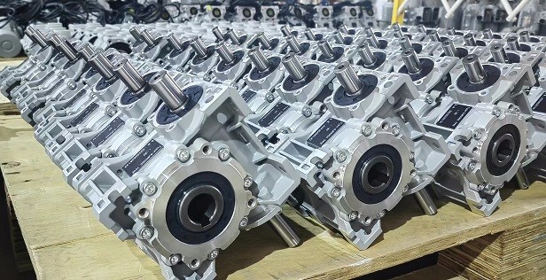 11月正忙，艾思捷雙軸輸入蝸輪減速機(jī)SJMRV050-30-AB發(fā)貨